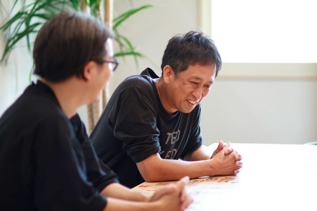 對談時相談甚歡的照片
